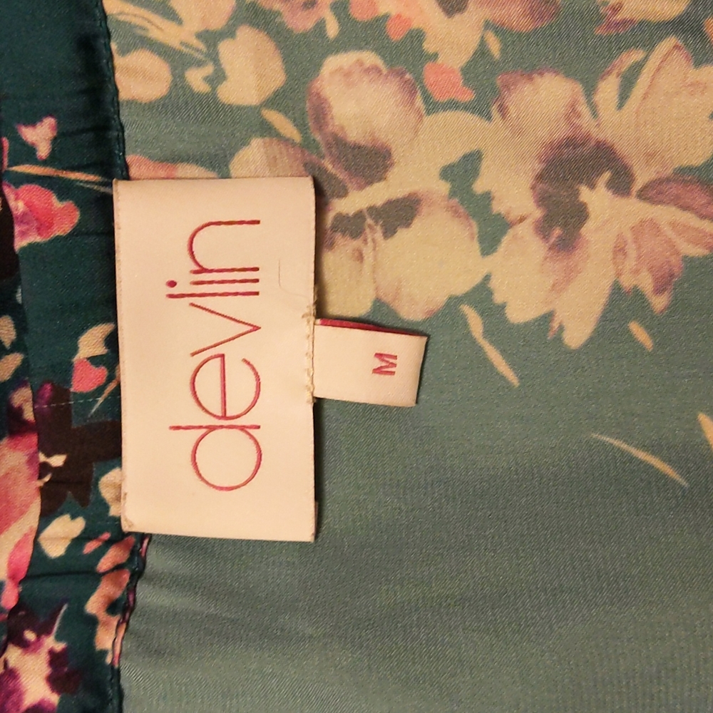 ✨5/$25✨ NWOT Devlin floral bell sleeve top - Picture 8 of 11